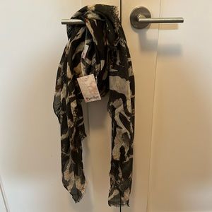 NWT Bindya Oversize animal print scarf 40x60”